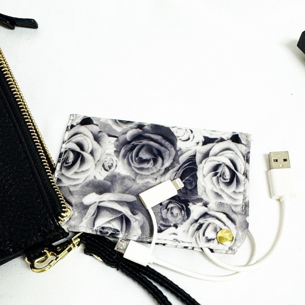 ADRIENNE VITTADINI Black Leather Charging Case/Wristlet - Picture 5 of 6
